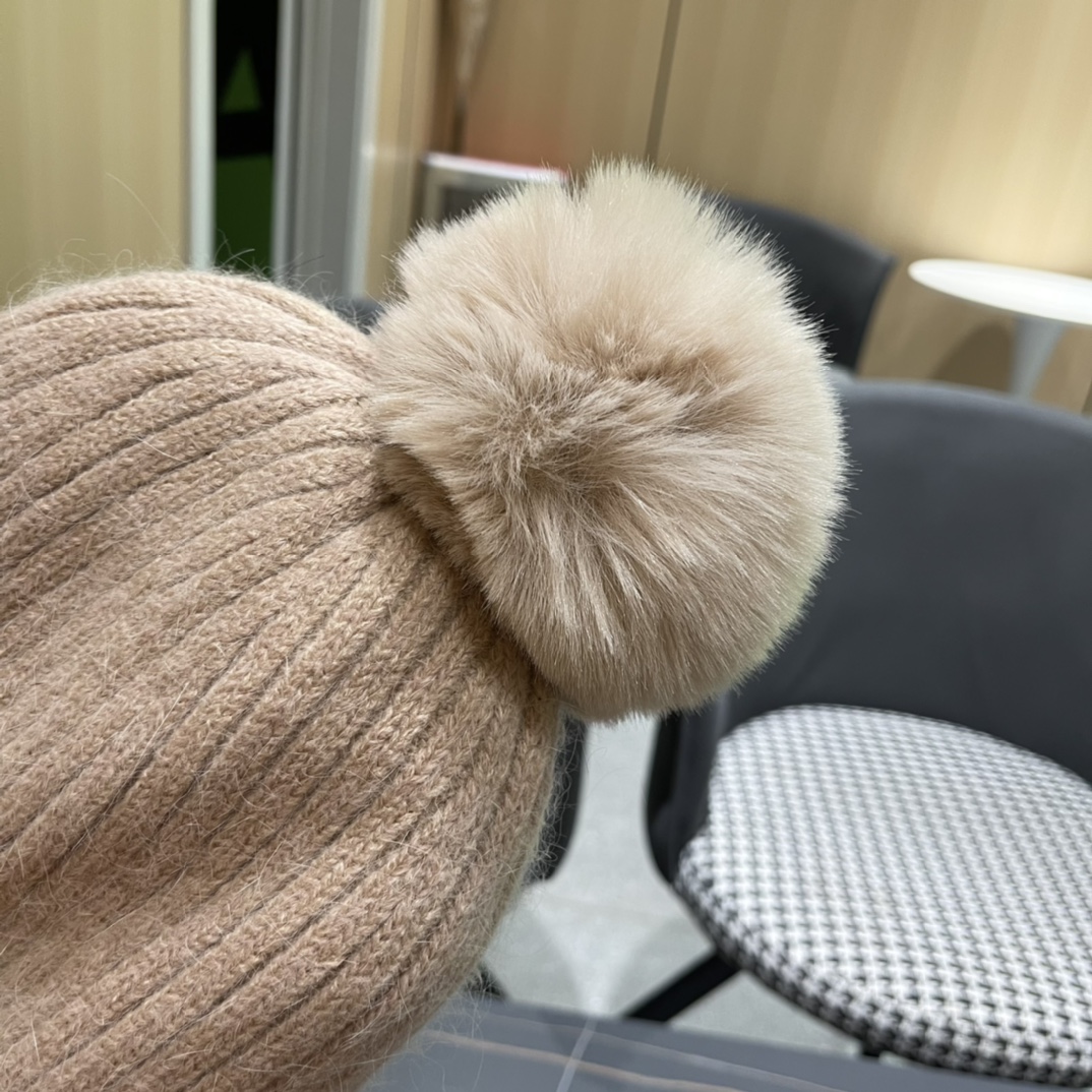  CHANEL香奈儿】新款小香风毛球针织毛线帽，大牌系列