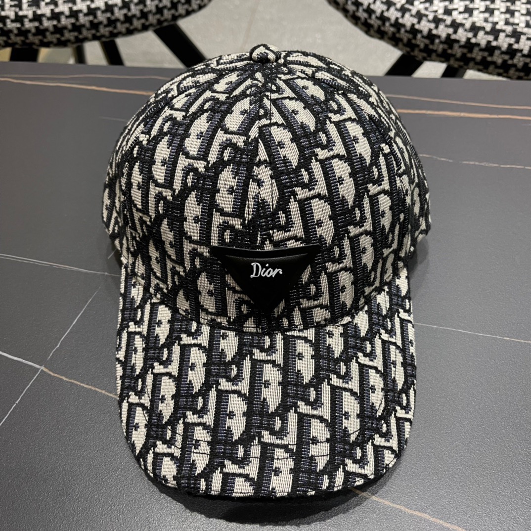 ，Dior(迪奥)新款原单棒球帽， 11开模订制，原版绸缎布料+头层牛皮，纯棉内里，轻盈透气！质量超赞，