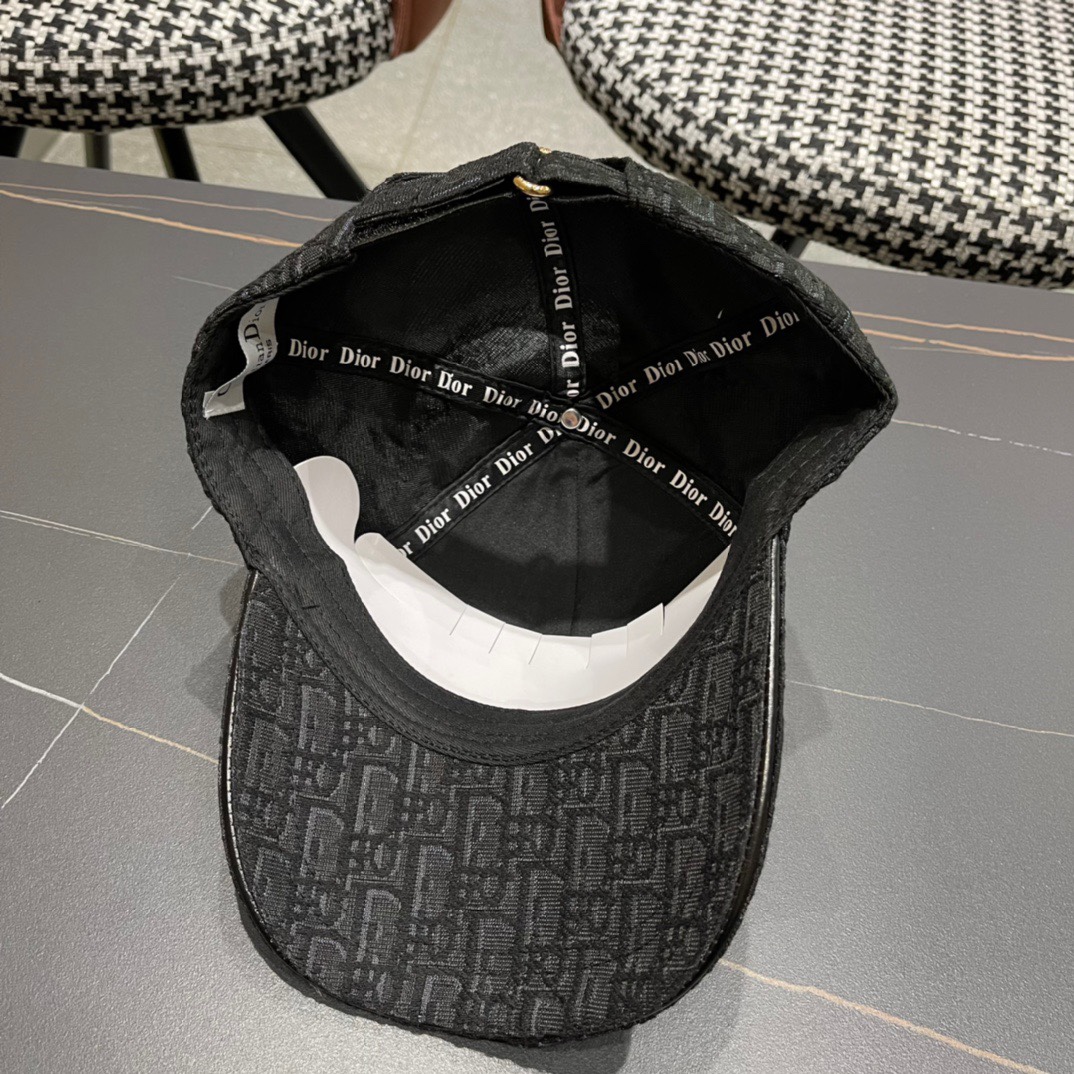 ，Dior(迪奥)新款原单棒球帽， 11开模订制，原版绸缎布料+头层牛皮，纯棉内里，轻盈透气！质量超赞，