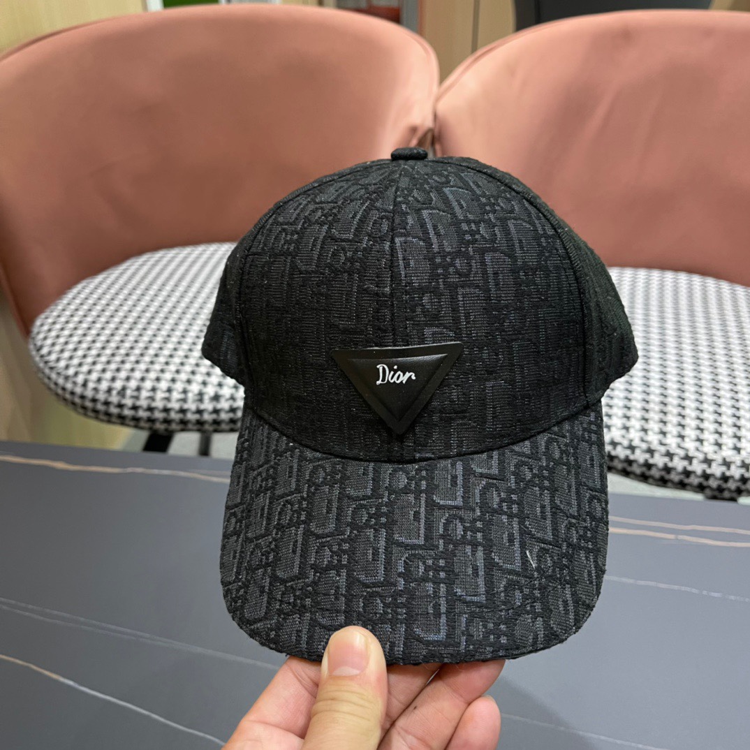 ，Dior(迪奥)新款原单棒球帽， 11开模订制，原版绸缎布料+头层牛皮，纯棉内里，轻盈透气！质量超赞，