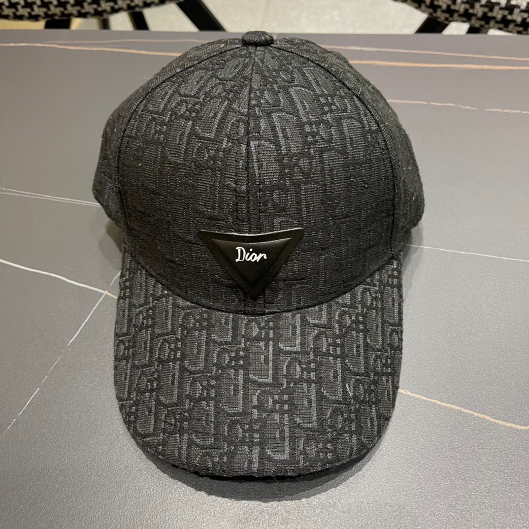 ，Dior(迪奥)新款原单棒球帽， 11开模订制，原版绸缎布料+头层牛皮，纯棉内里，轻盈透气！质量超赞，