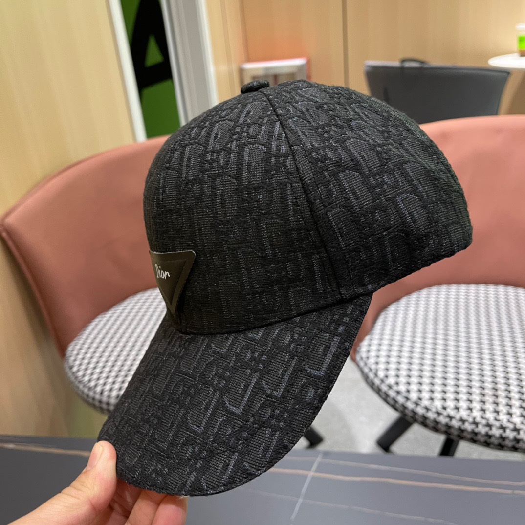 ，Dior(迪奥)新款原单棒球帽， 11开模订制，原版绸缎布料+头层牛皮，纯棉内里，轻盈透气！质量超赞，