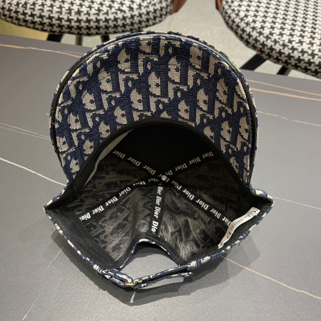 ，Dior(迪奥)新款原单棒球帽， 11开模订制，原版绸缎布料+头层牛皮，纯棉内里，轻盈透气！质量超赞，