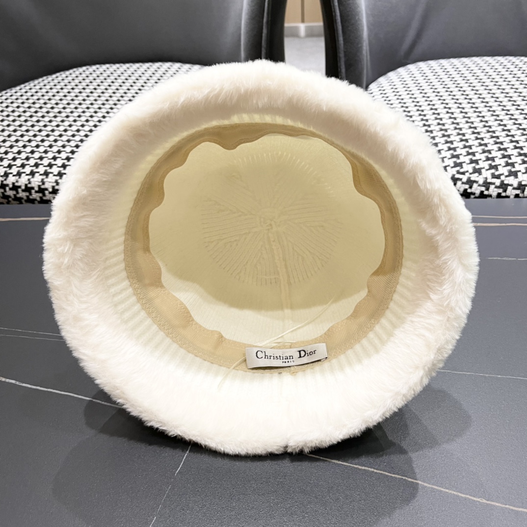 迪奥Dior最新2024冬款渔夫帽，防晒指数超高，特别显脸小，有型不软塌，可随意折叠，携带方便🤗