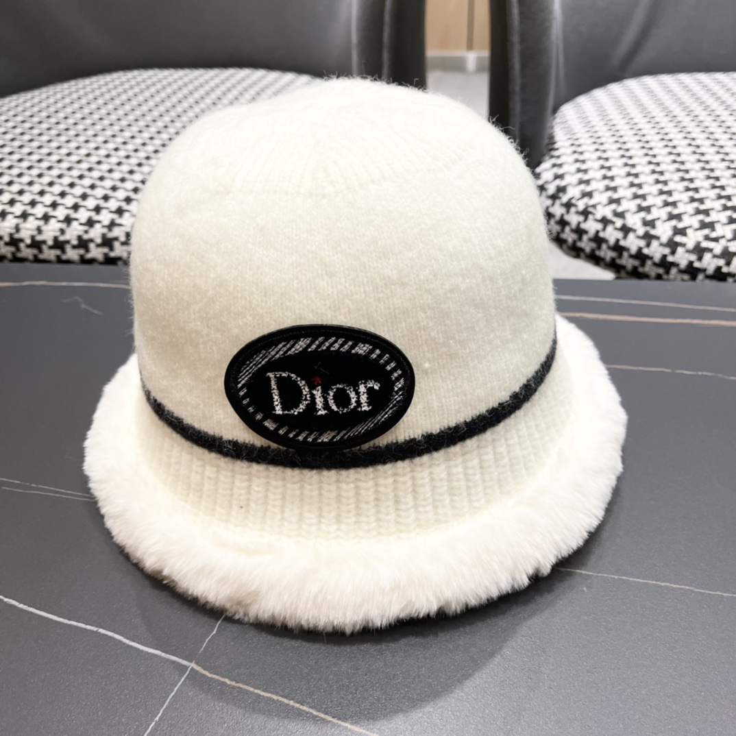 迪奥Dior最新2024冬款渔夫帽，防晒指数超高，特别显脸小，有型不软塌，可随意折叠，携带方便🤗