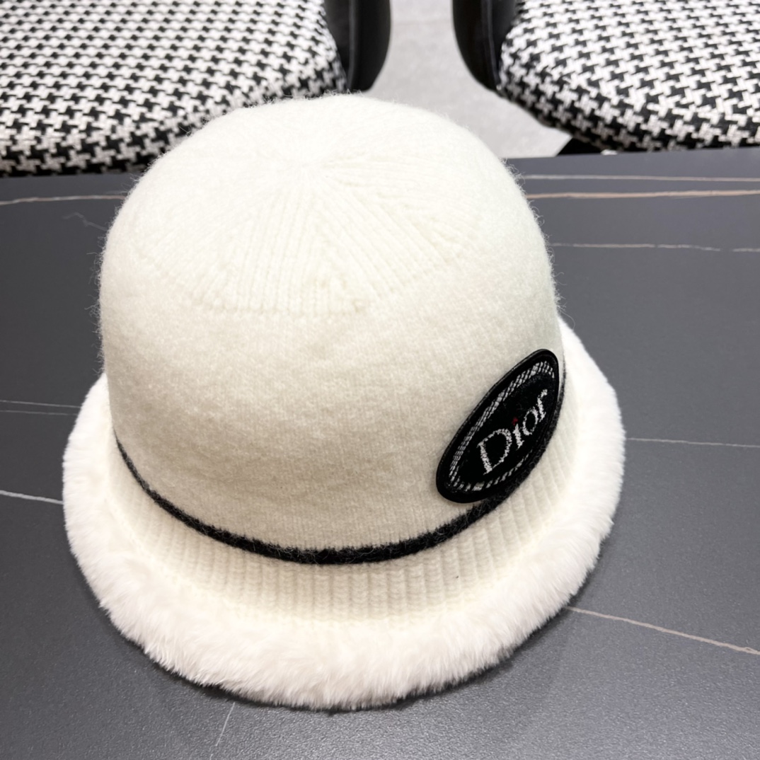 迪奥Dior最新2024冬款渔夫帽，防晒指数超高，特别显脸小，有型不软塌，可随意折叠，携带方便🤗