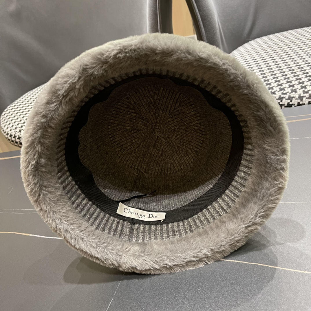 迪奥Dior最新2024冬款渔夫帽，防晒指数超高，特别显脸小，有型不软塌，可随意折叠，携带方便🤗