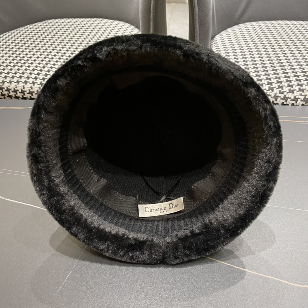 迪奥Dior最新2024冬款渔夫帽，防晒指数超高，特别显脸小，有型不软塌，可随意折叠，携带方便🤗