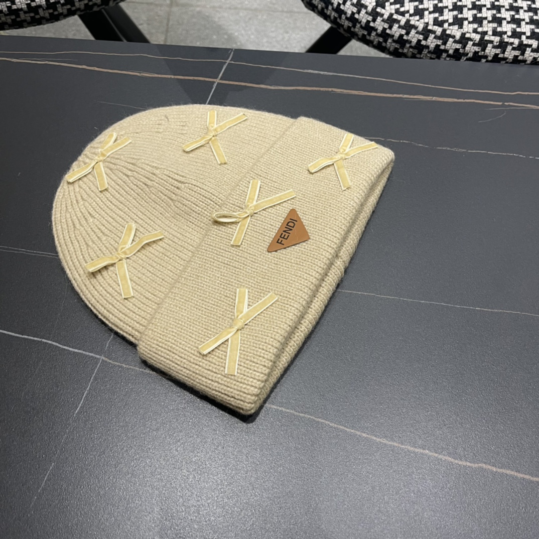 芬迪 毛线帽经典款的蝴蝶结确实别有一番味道 青春洋溢 充满活力💯