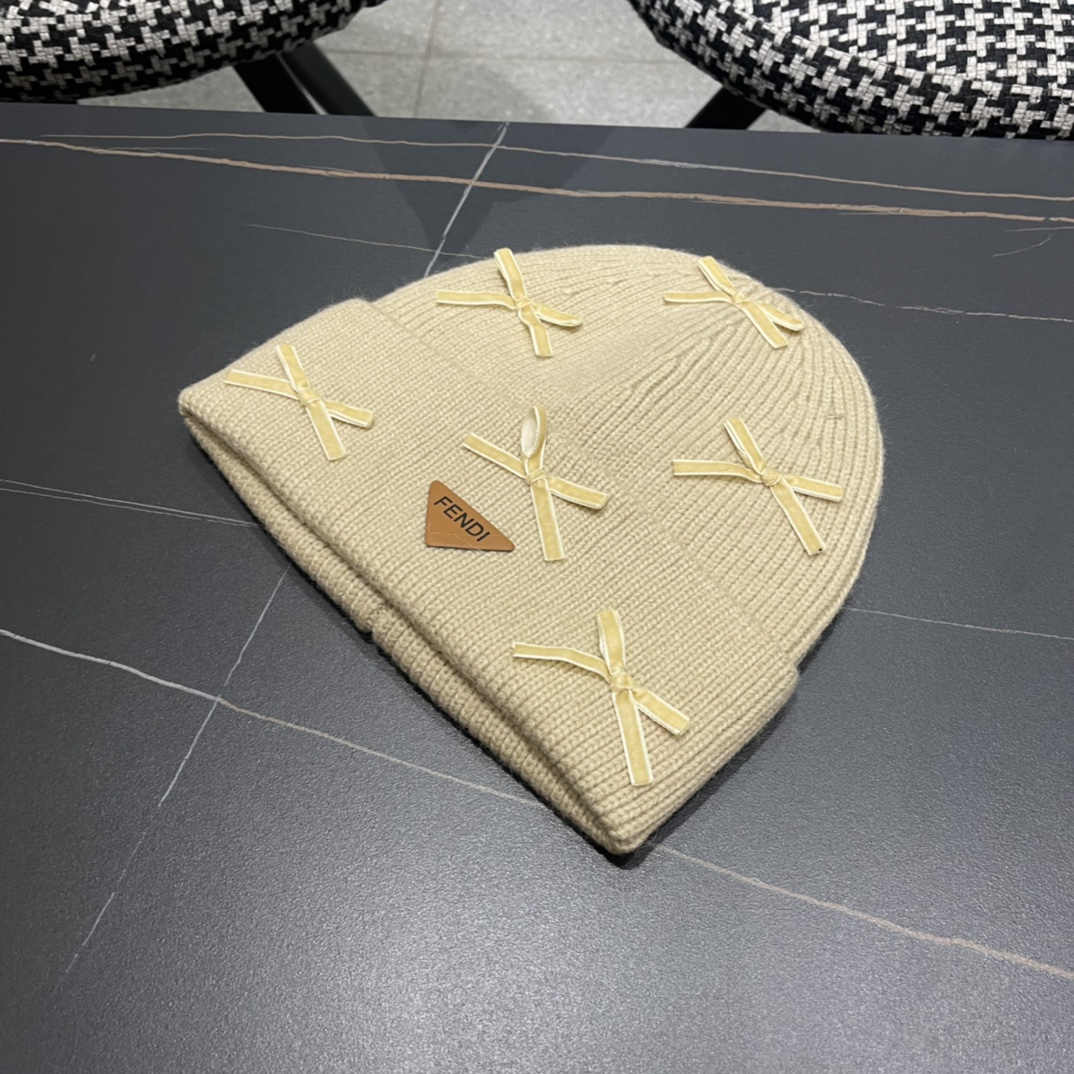 NO:220884,Fendi The classic bow of the wool hat does have a unique flavor. It is full of youthfulness. Vibrant hat. Fisherman's hat. Baseball hat. Knit hat. Hats. Fendi, espadrilles. Hats.19860909芬迪 毛线帽经典款的蝴蝶结确实别有一番味道 青春洋溢 充满活力帽子渔夫帽棒球帽针织帽,帽子,fendi,espadrilles,hats,hat