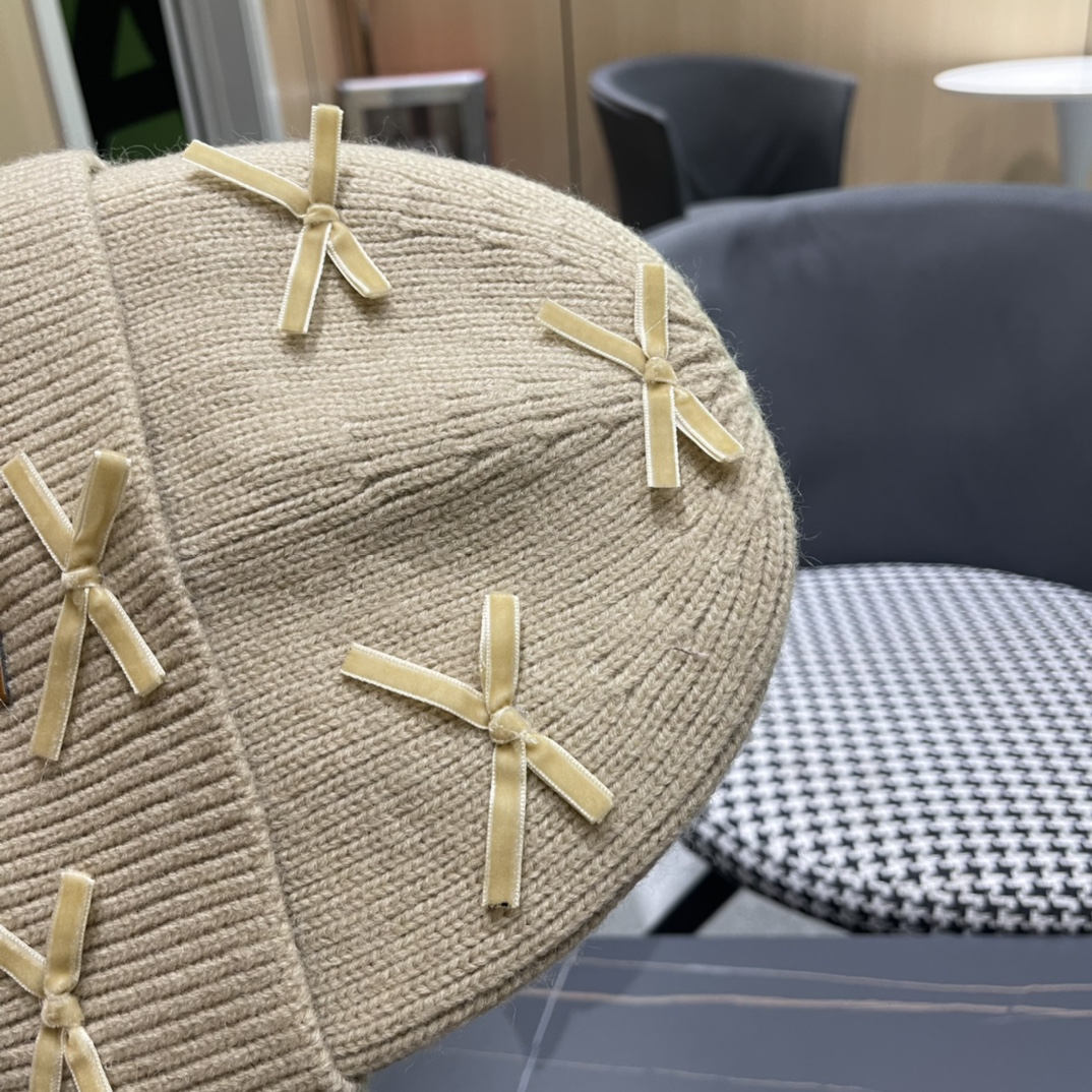 芬迪 毛线帽经典款的蝴蝶结确实别有一番味道 青春洋溢 充满活力💯