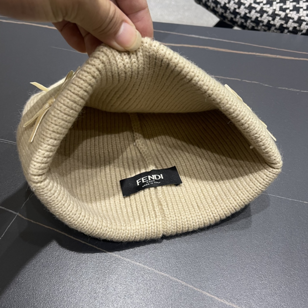 芬迪 毛线帽经典款的蝴蝶结确实别有一番味道 青春洋溢 充满活力💯