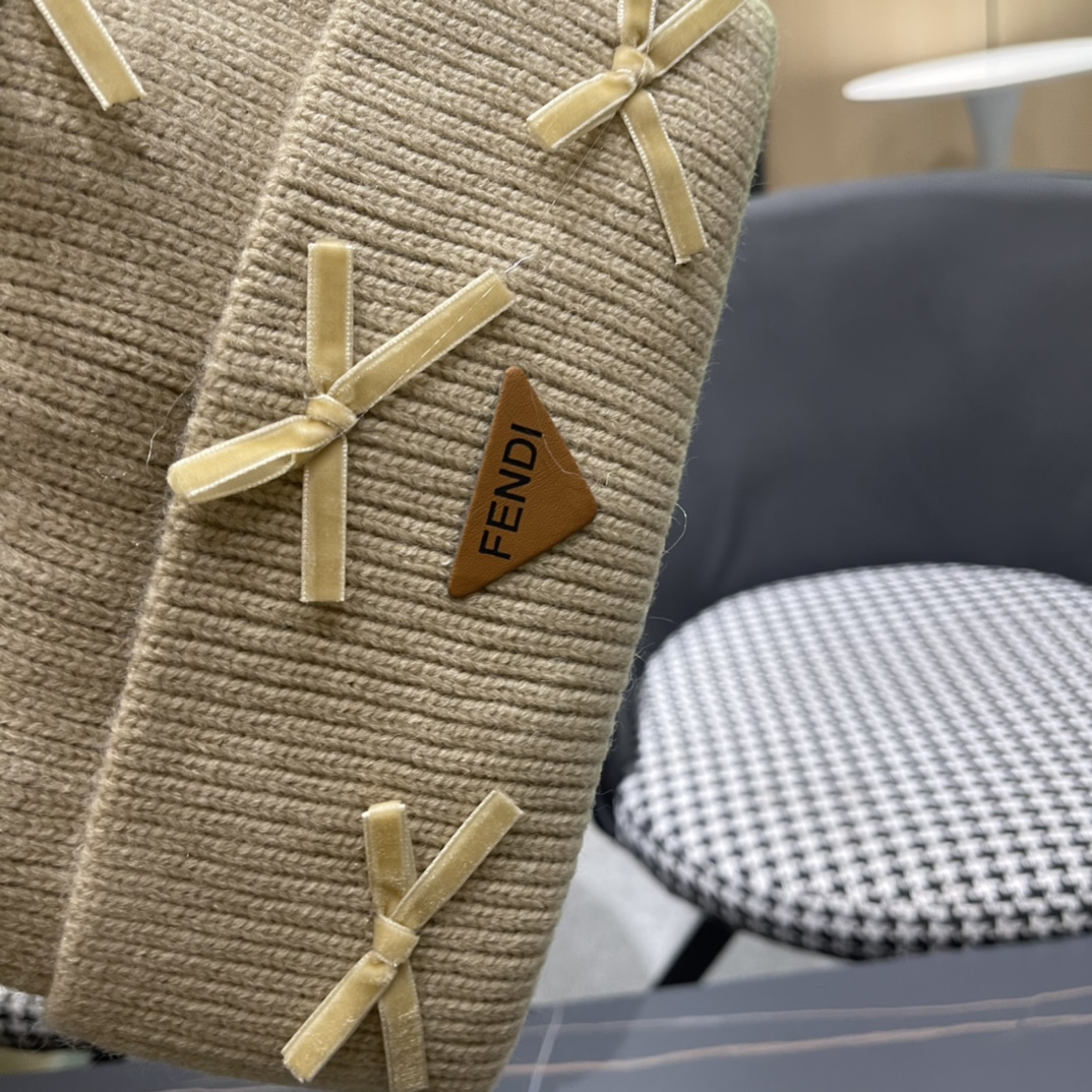 芬迪 毛线帽经典款的蝴蝶结确实别有一番味道 青春洋溢 充满活力💯