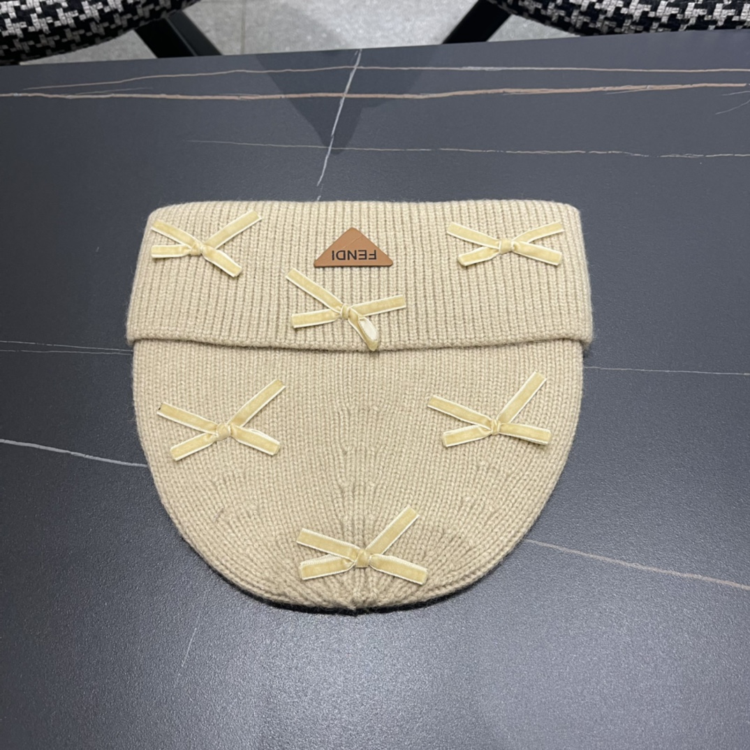 芬迪 毛线帽经典款的蝴蝶结确实别有一番味道 青春洋溢 充满活力💯