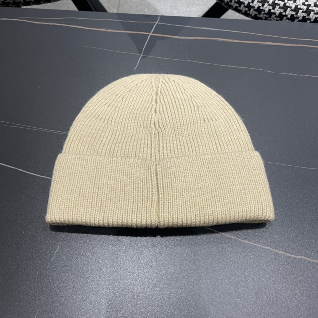 芬迪 毛线帽经典款的蝴蝶结确实别有一番味道 青春洋溢 充满活力💯