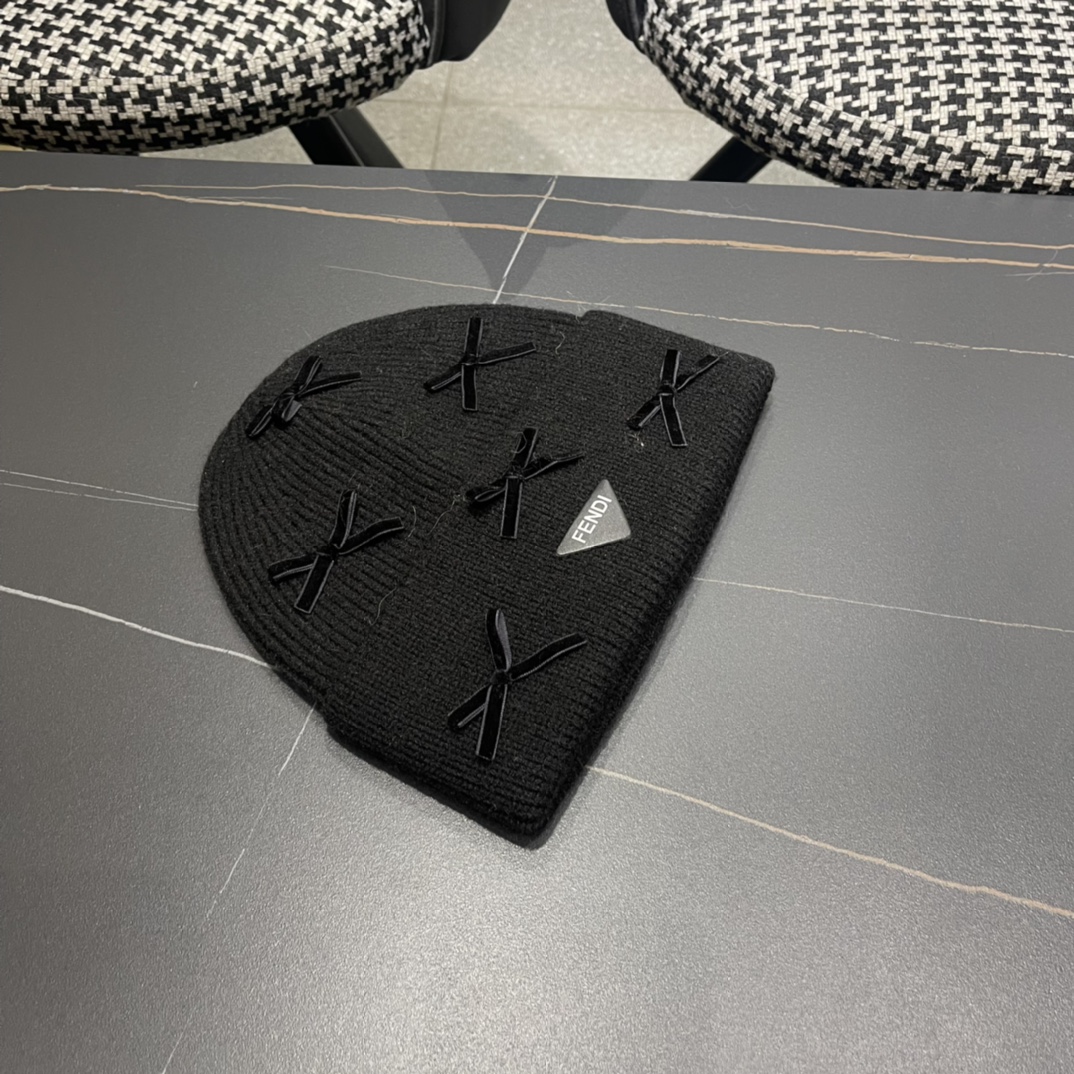 芬迪 毛线帽经典款的蝴蝶结确实别有一番味道 青春洋溢 充满活力💯