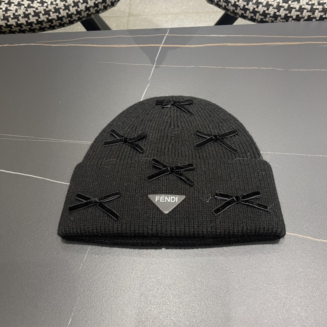 芬迪 毛线帽经典款的蝴蝶结确实别有一番味道 青春洋溢 充满活力💯