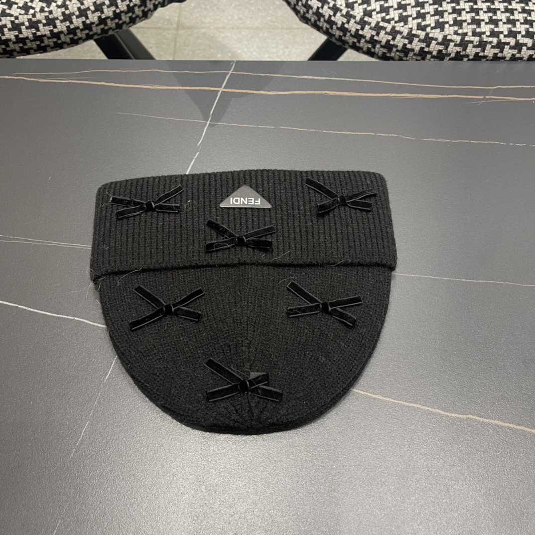 芬迪 毛线帽经典款的蝴蝶结确实别有一番味道 青春洋溢 充满活力💯