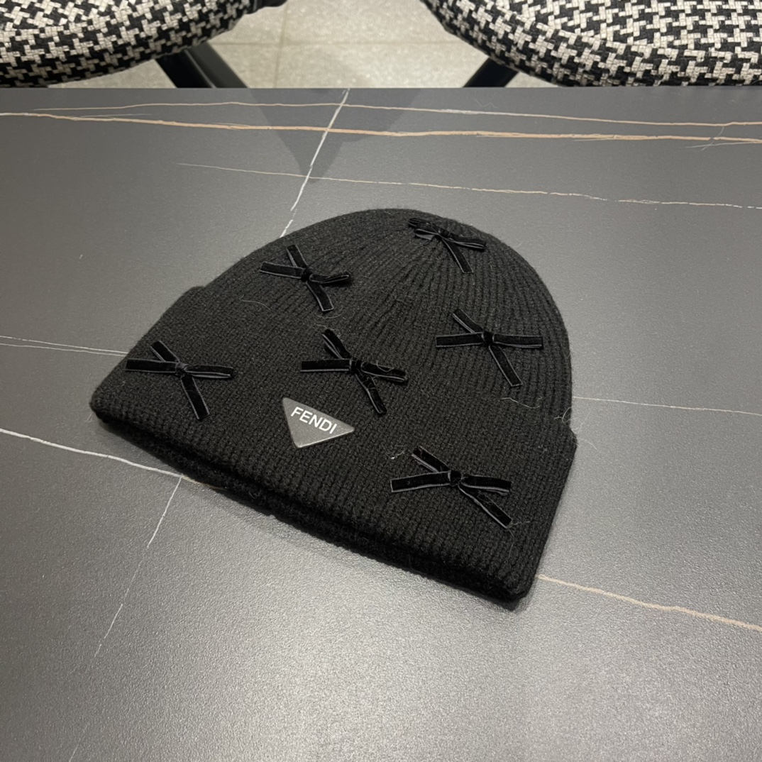 芬迪 毛线帽经典款的蝴蝶结确实别有一番味道 青春洋溢 充满活力💯