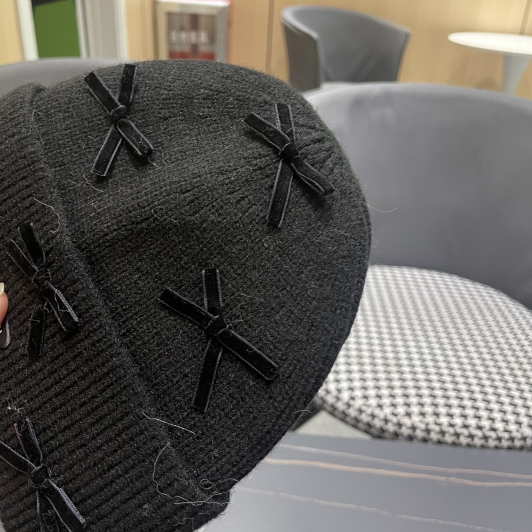 芬迪 毛线帽经典款的蝴蝶结确实别有一番味道 青春洋溢 充满活力💯