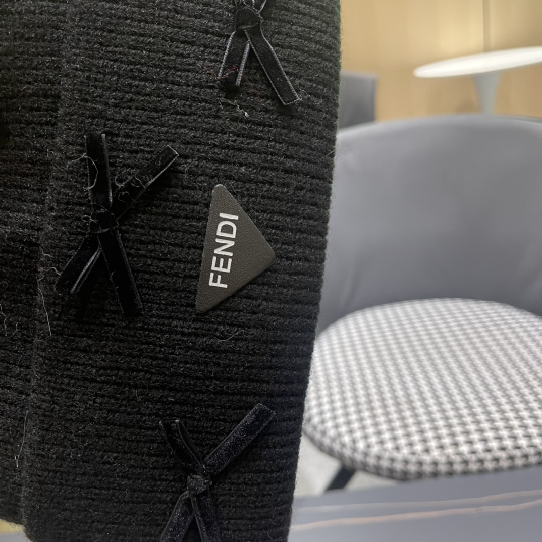 芬迪 毛线帽经典款的蝴蝶结确实别有一番味道 青春洋溢 充满活力💯