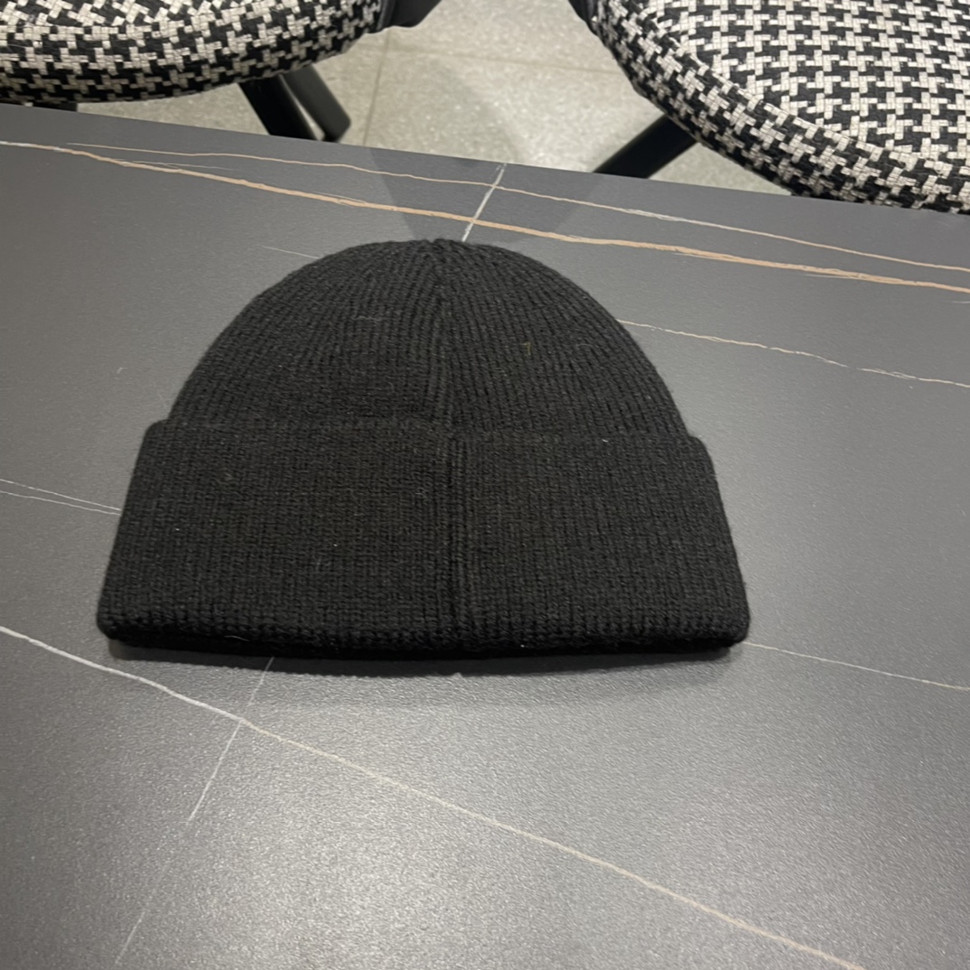 芬迪 毛线帽经典款的蝴蝶结确实别有一番味道 青春洋溢 充满活力💯