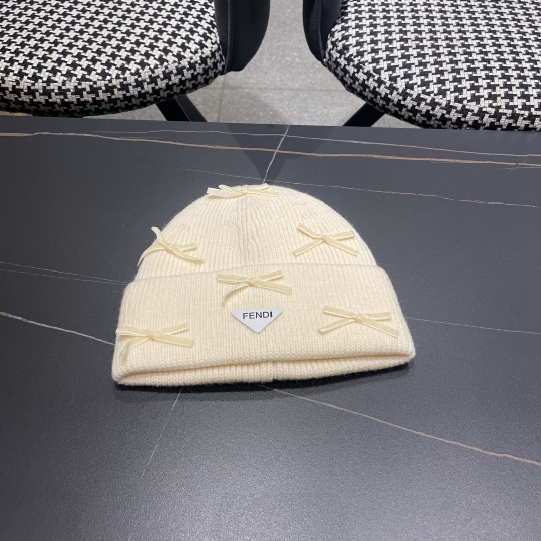 芬迪 毛线帽经典款的蝴蝶结确实别有一番味道 青春洋溢 充满活力💯