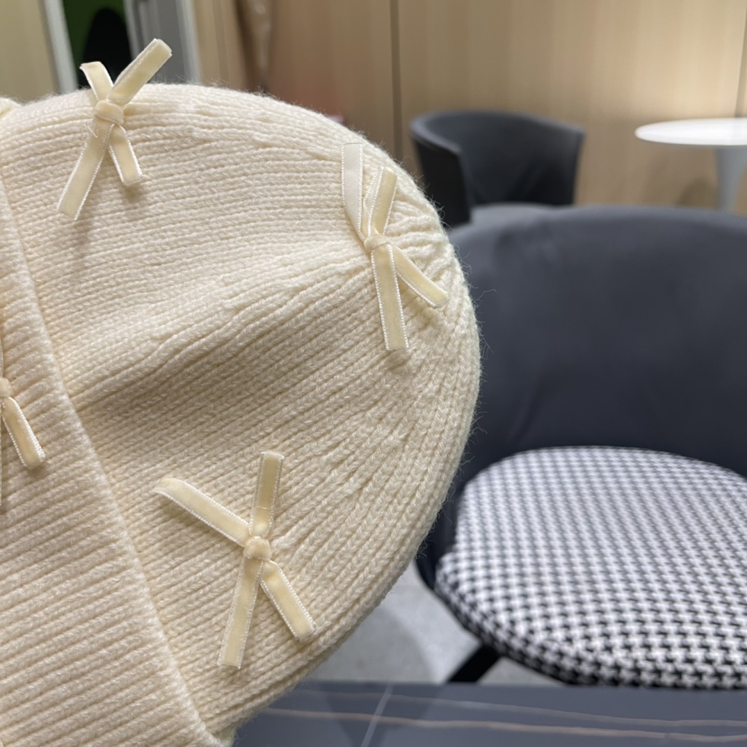 芬迪 毛线帽经典款的蝴蝶结确实别有一番味道 青春洋溢 充满活力💯