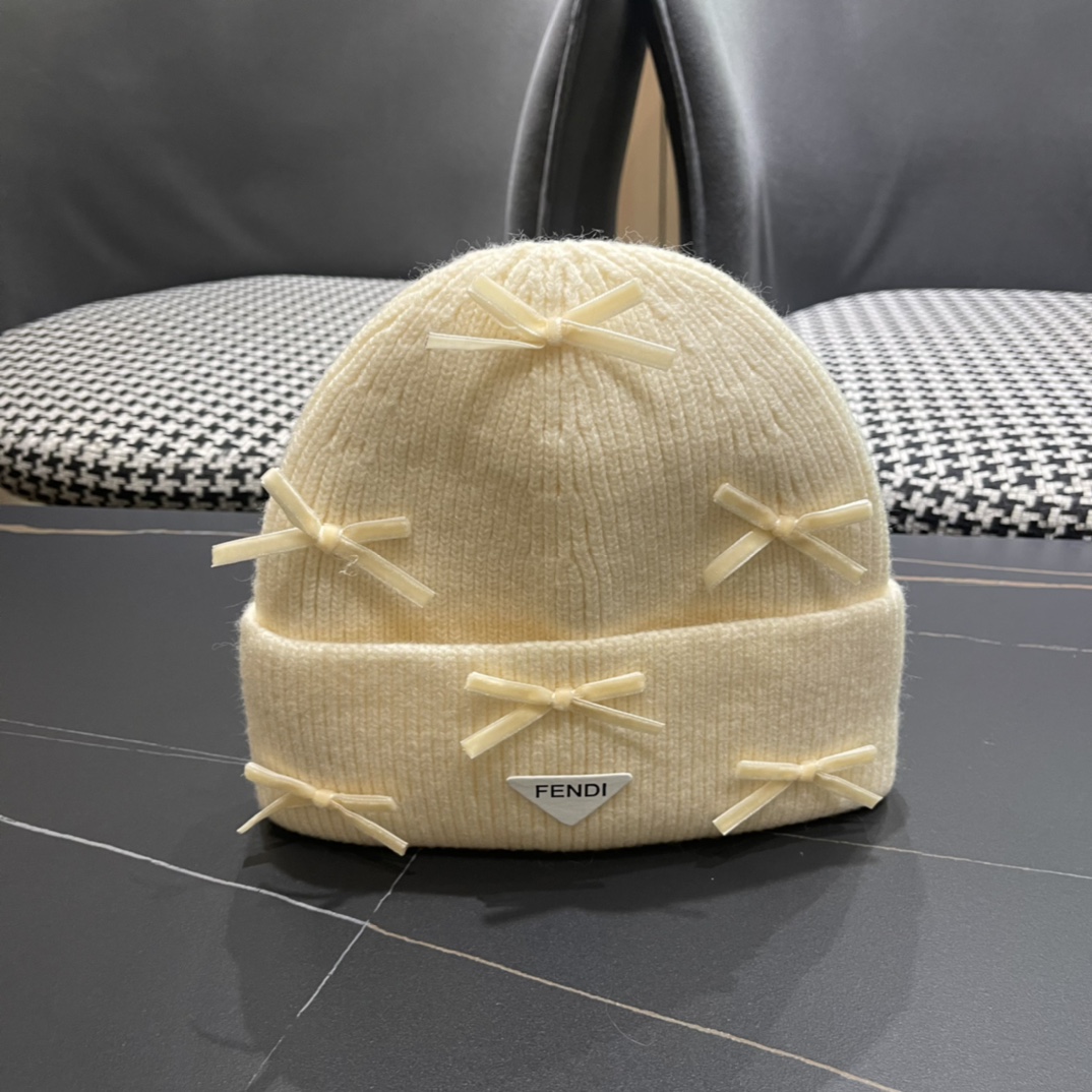 芬迪 毛线帽经典款的蝴蝶结确实别有一番味道 青春洋溢 充满活力💯