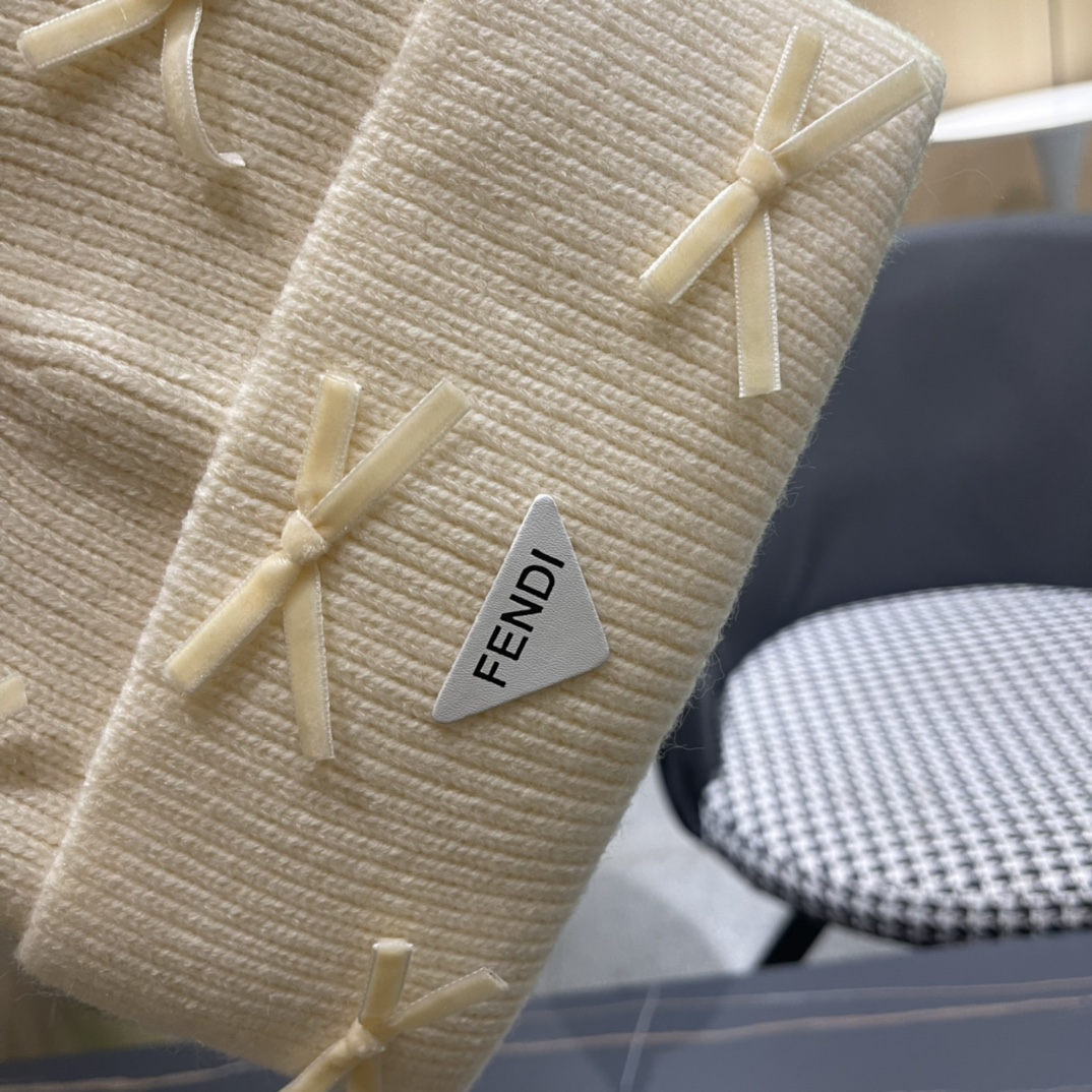 芬迪 毛线帽经典款的蝴蝶结确实别有一番味道 青春洋溢 充满活力💯