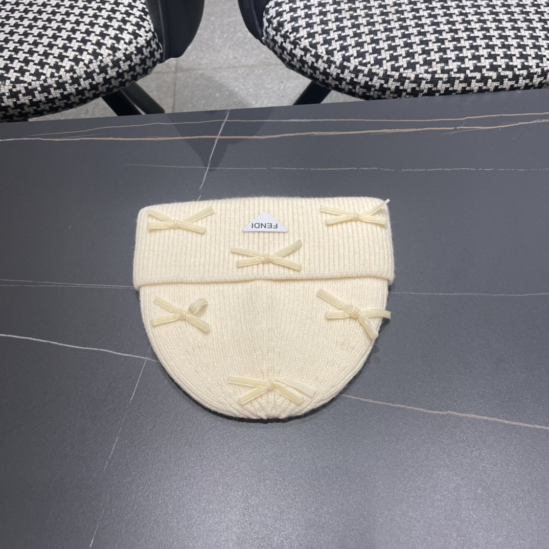 芬迪 毛线帽经典款的蝴蝶结确实别有一番味道 青春洋溢 充满活力💯