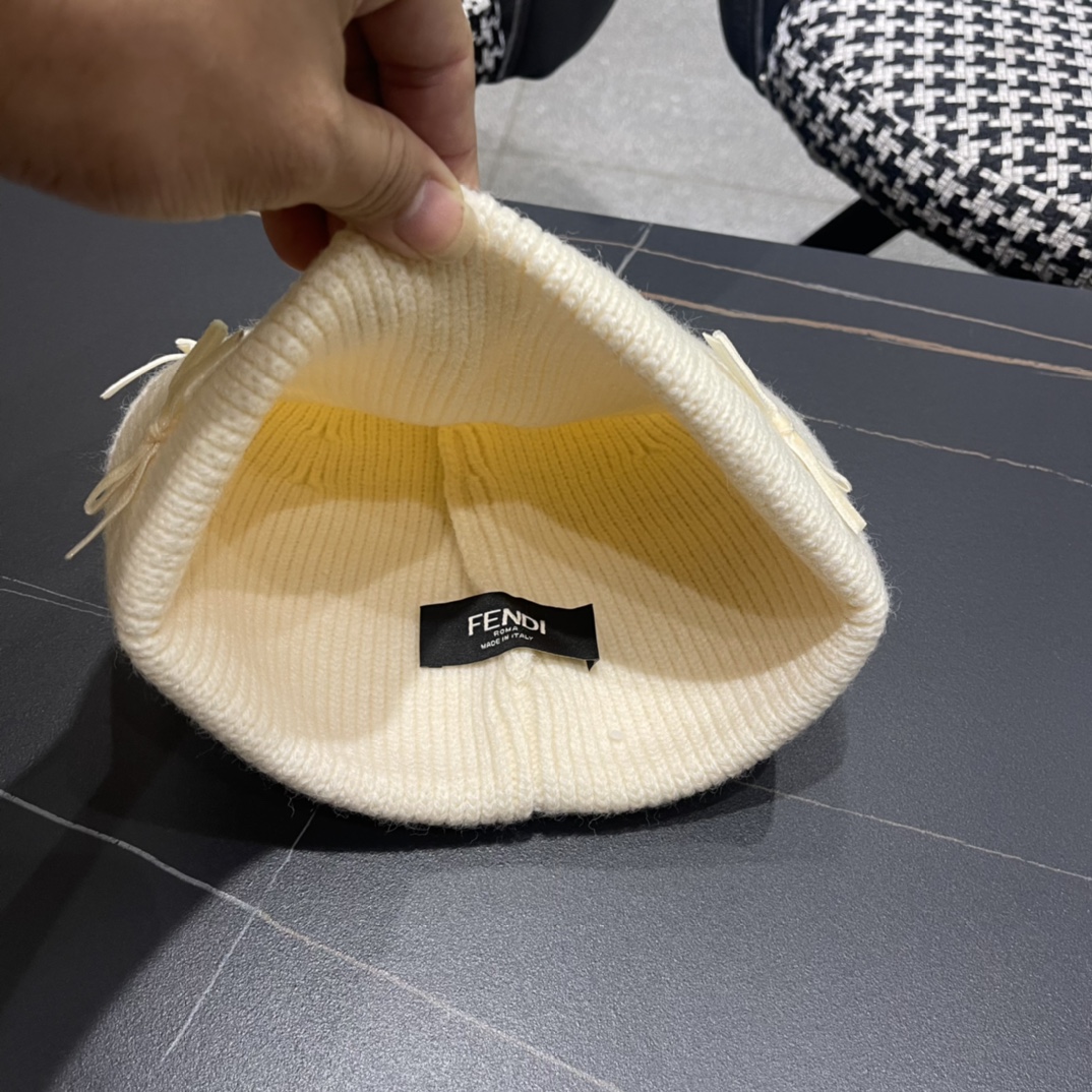 芬迪 毛线帽经典款的蝴蝶结确实别有一番味道 青春洋溢 充满活力💯