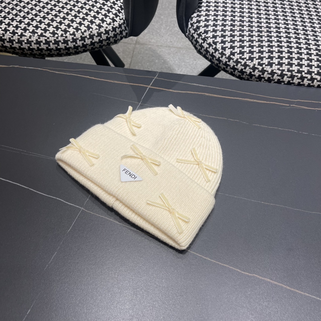 芬迪 毛线帽经典款的蝴蝶结确实别有一番味道 青春洋溢 充满活力💯