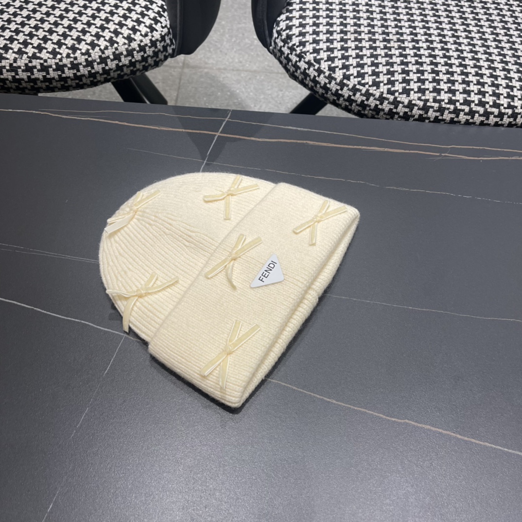 芬迪 毛线帽经典款的蝴蝶结确实别有一番味道 青春洋溢 充满活力💯