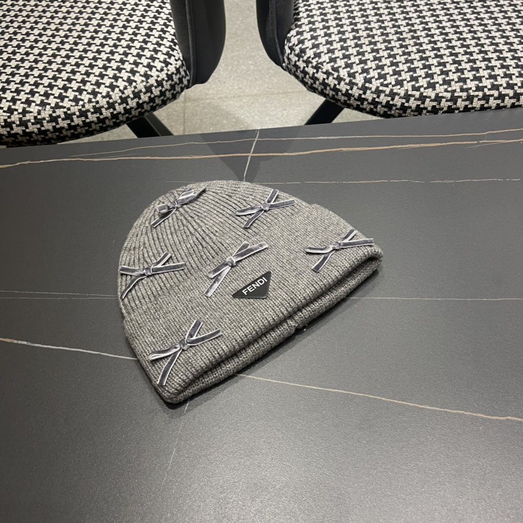 芬迪 毛线帽经典款的蝴蝶结确实别有一番味道 青春洋溢 充满活力💯