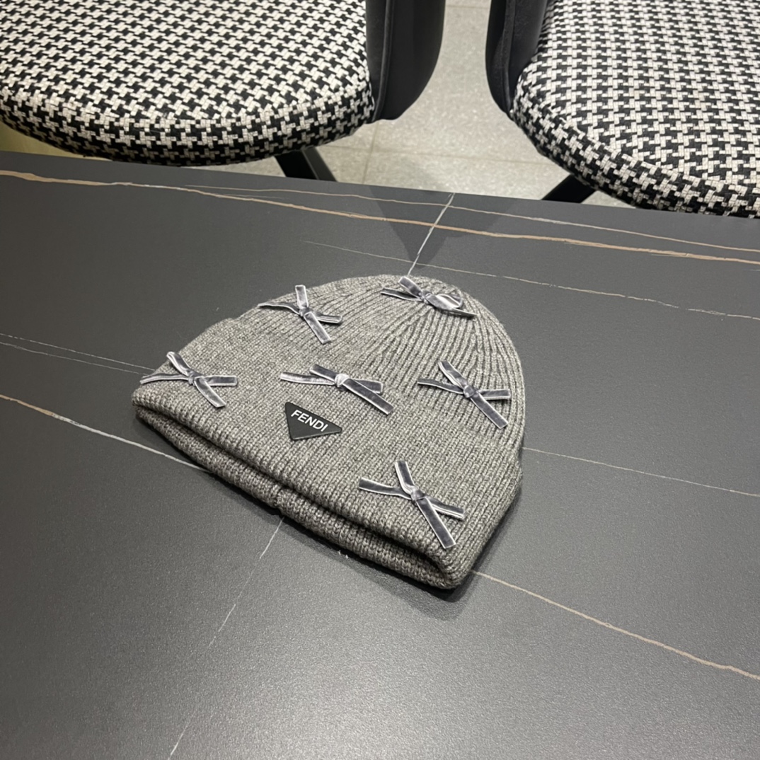 芬迪 毛线帽经典款的蝴蝶结确实别有一番味道 青春洋溢 充满活力💯