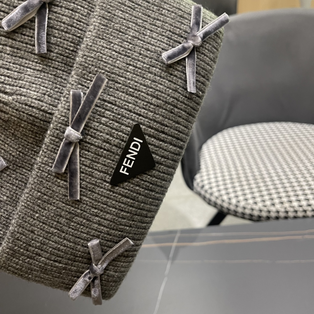 芬迪 毛线帽经典款的蝴蝶结确实别有一番味道 青春洋溢 充满活力💯