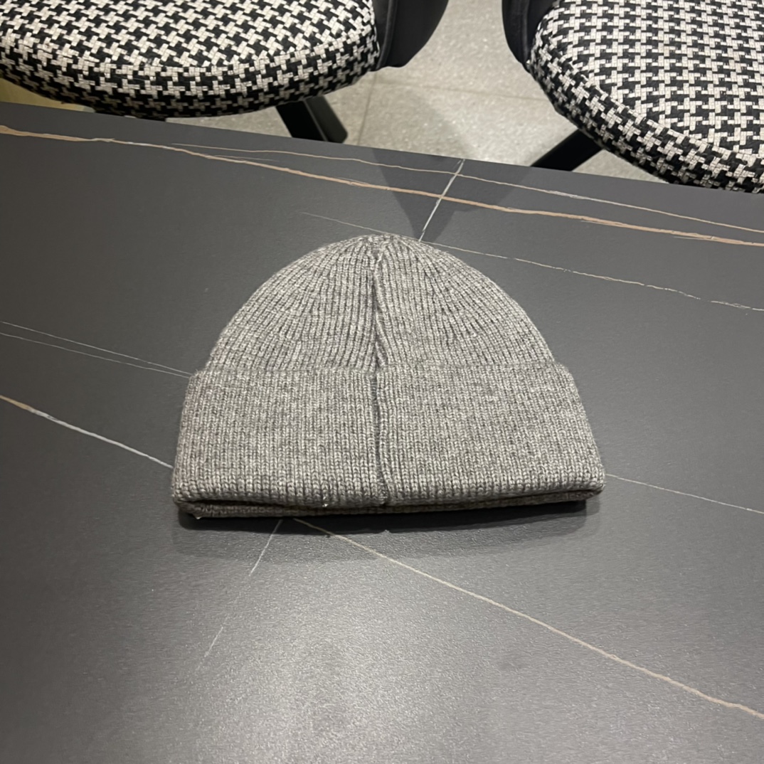 芬迪 毛线帽经典款的蝴蝶结确实别有一番味道 青春洋溢 充满活力💯