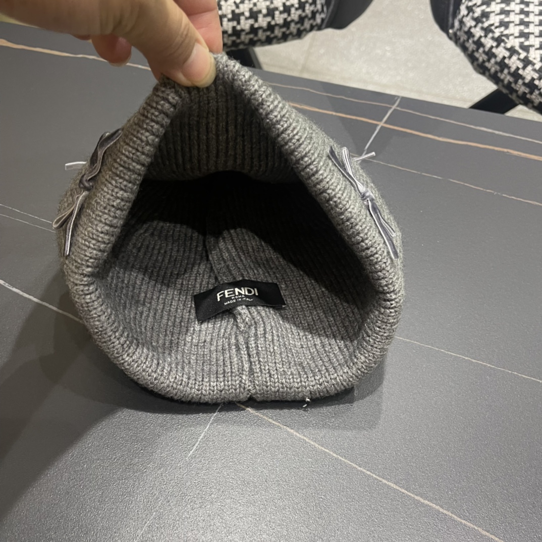 芬迪 毛线帽经典款的蝴蝶结确实别有一番味道 青春洋溢 充满活力💯