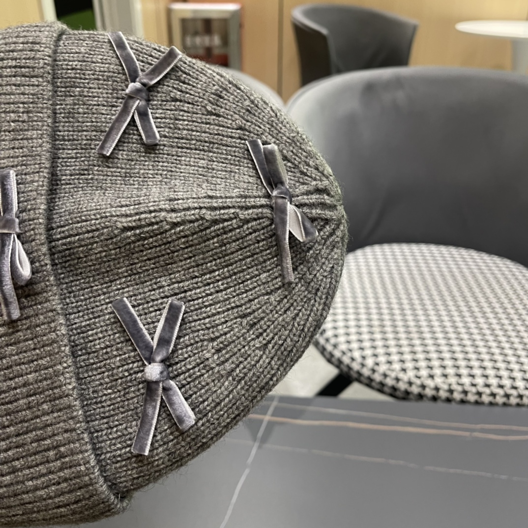 芬迪 毛线帽经典款的蝴蝶结确实别有一番味道 青春洋溢 充满活力💯