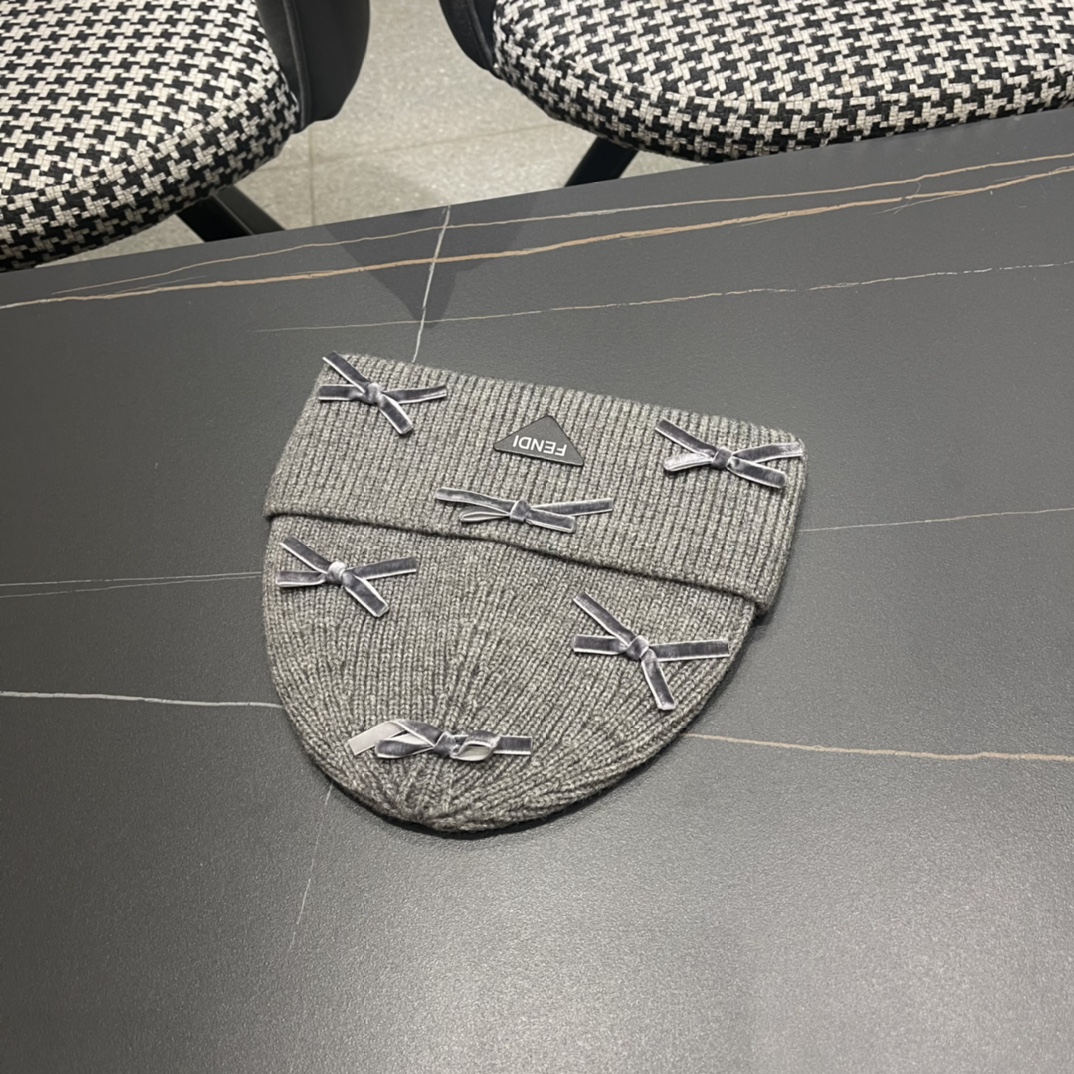 芬迪 毛线帽经典款的蝴蝶结确实别有一番味道 青春洋溢 充满活力💯