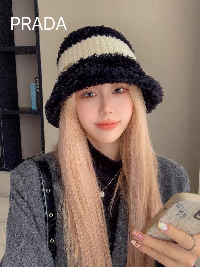 NO:214490,PRADA new plush knitted hat for women winter thickened warm ear protection face small autumn and winter wool hat for women big head wing hat fisherman hat baseball hat knit hat, hat, prada, prada, espadrilles, hats19860909PRADA普拉达 新款毛绒针织帽子女冬加厚保暖护耳显脸小秋冬毛线帽女大头围帽子渔夫帽棒球帽针织帽,帽子,prada,prada,espadrilles,hats,hat