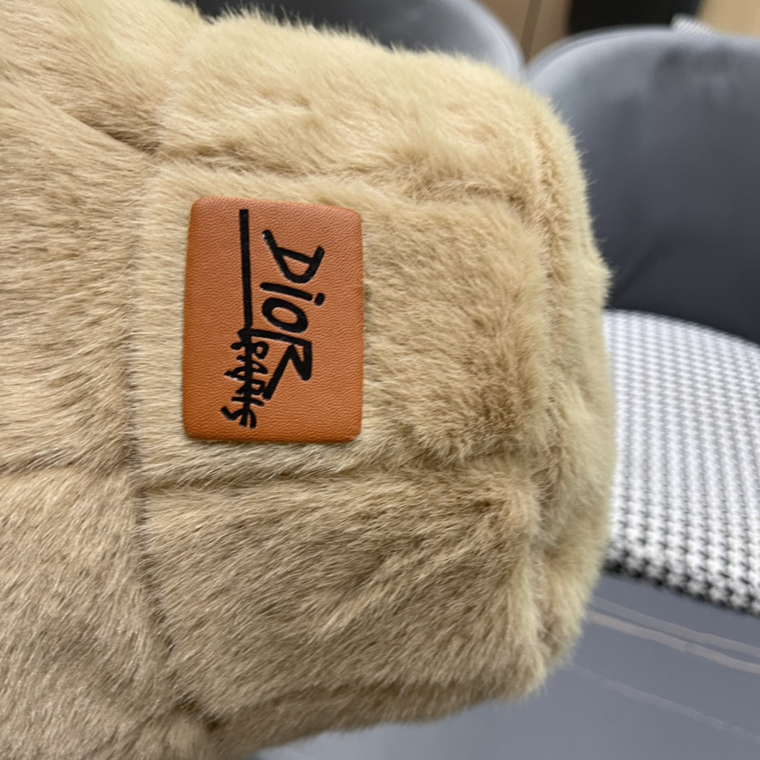 DIOR迪奥2024冬新款毛绒绒水桶帽女秋冬季保暖显脸小时尚毛绒渔夫帽子潮