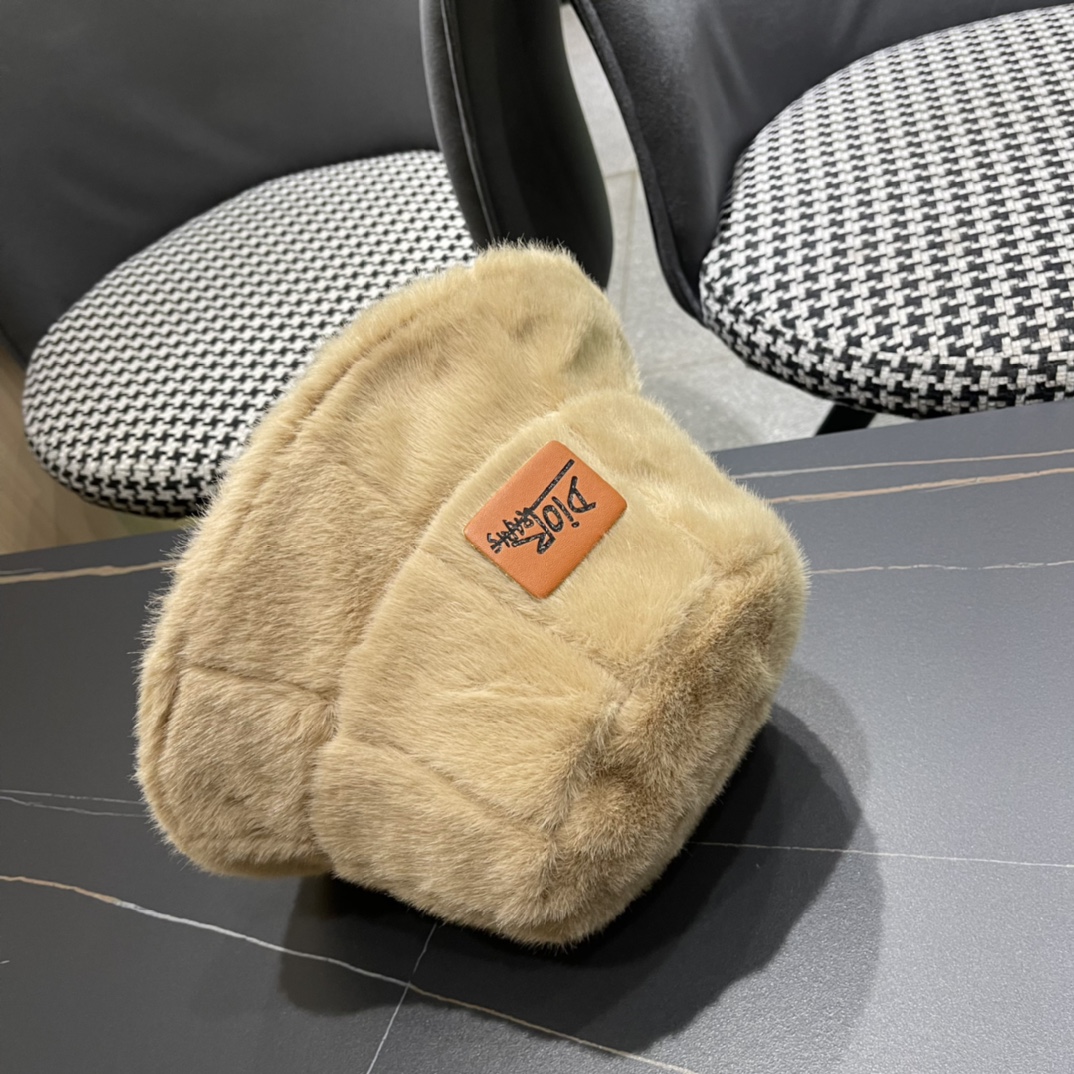 DIOR迪奥2024冬新款毛绒绒水桶帽女秋冬季保暖显脸小时尚毛绒渔夫帽子潮