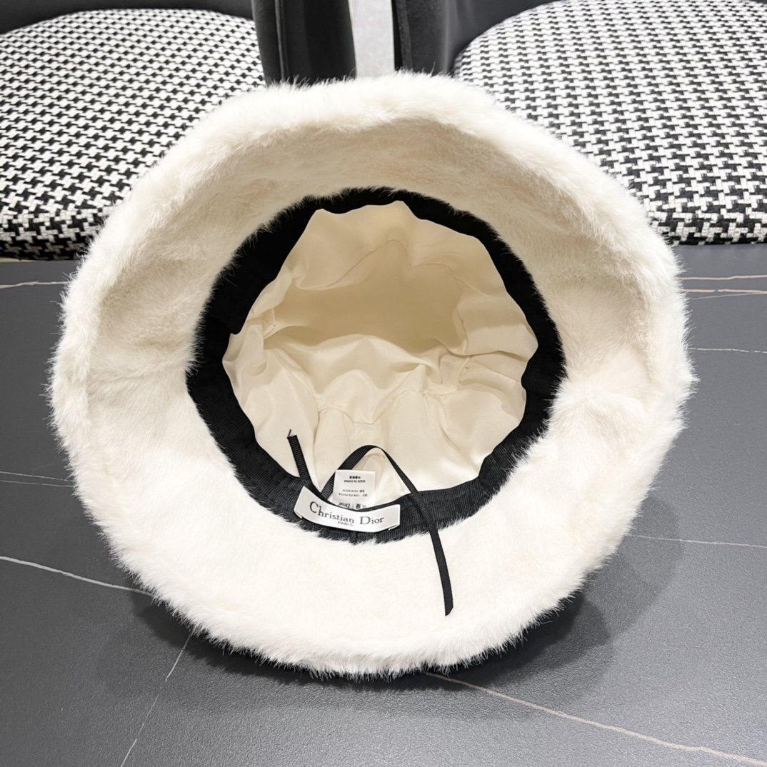 DIOR迪奥2024冬新款毛绒绒水桶帽女秋冬季保暖显脸小时尚毛绒渔夫帽子潮