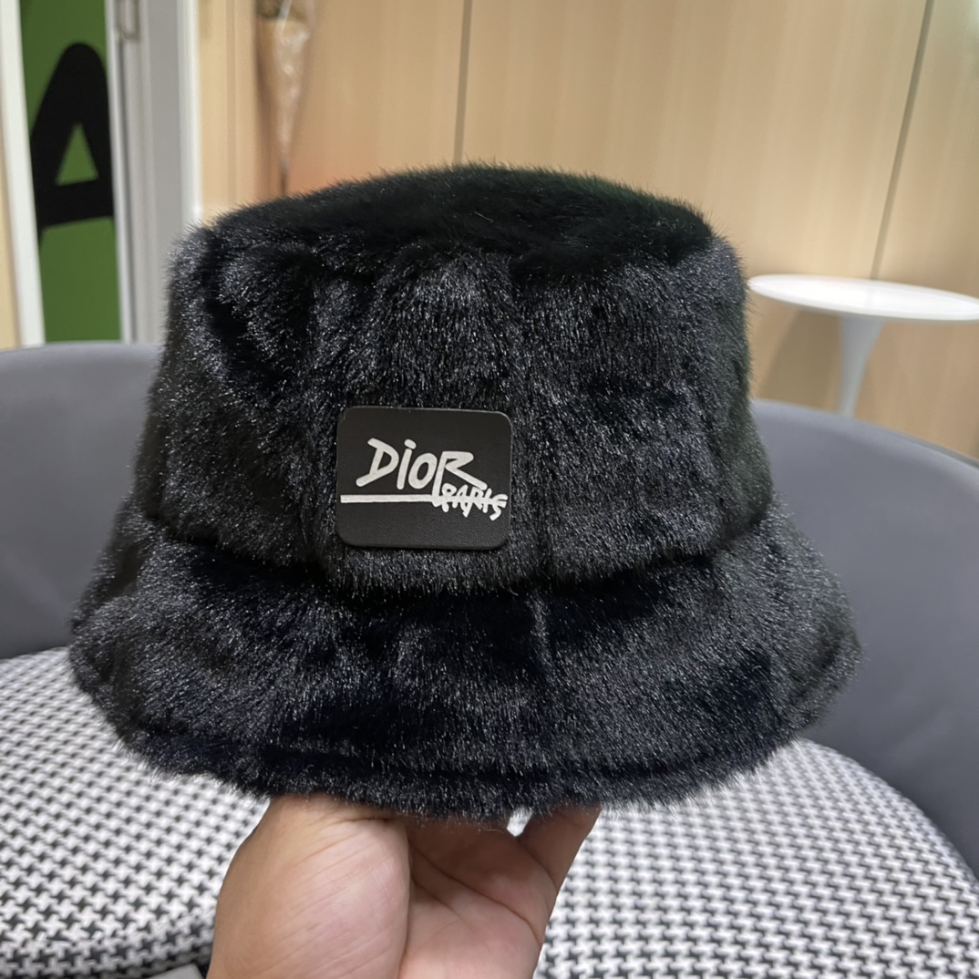 DIOR迪奥2024冬新款毛绒绒水桶帽女秋冬季保暖显脸小时尚毛绒渔夫帽子潮