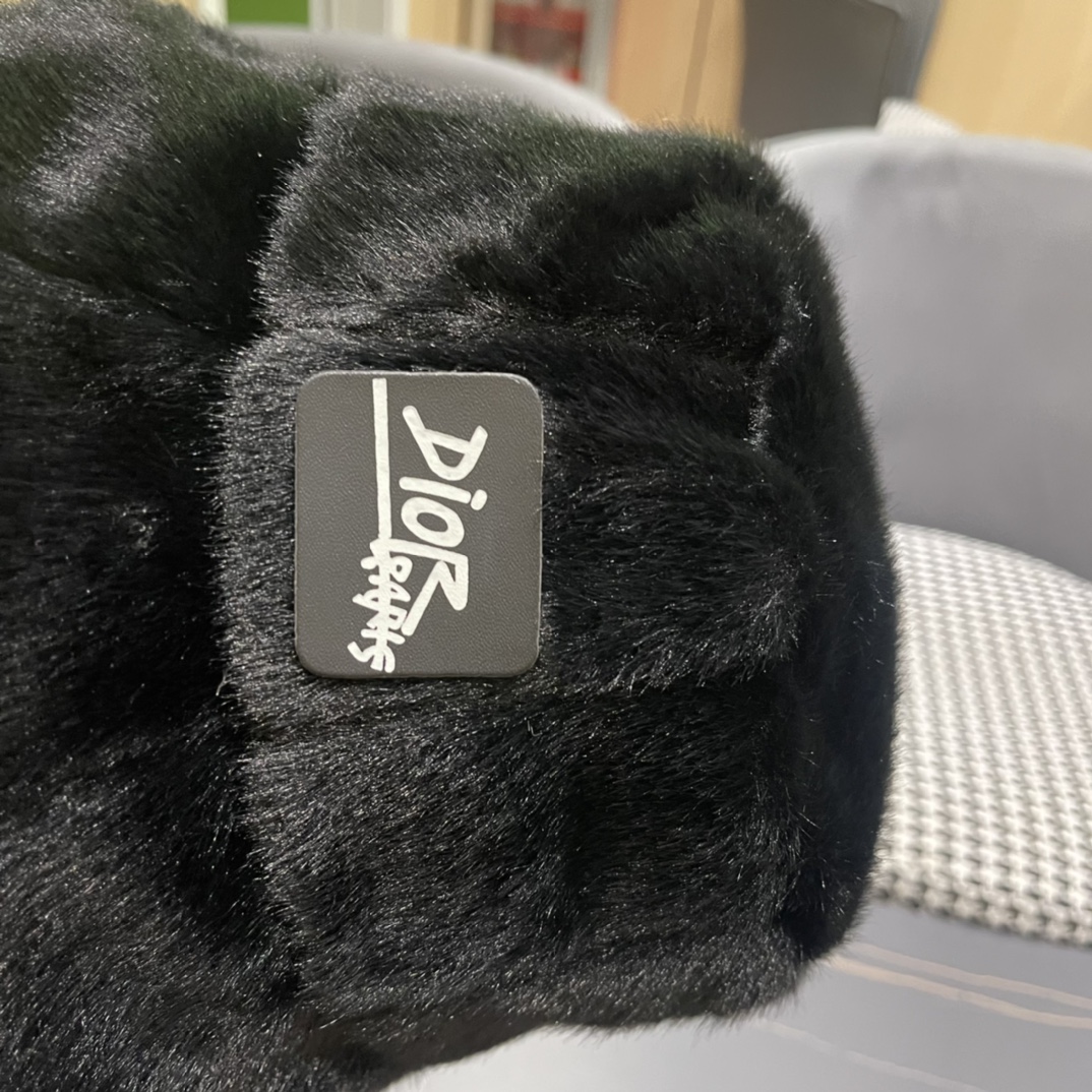 DIOR迪奥2024冬新款毛绒绒水桶帽女秋冬季保暖显脸小时尚毛绒渔夫帽子潮