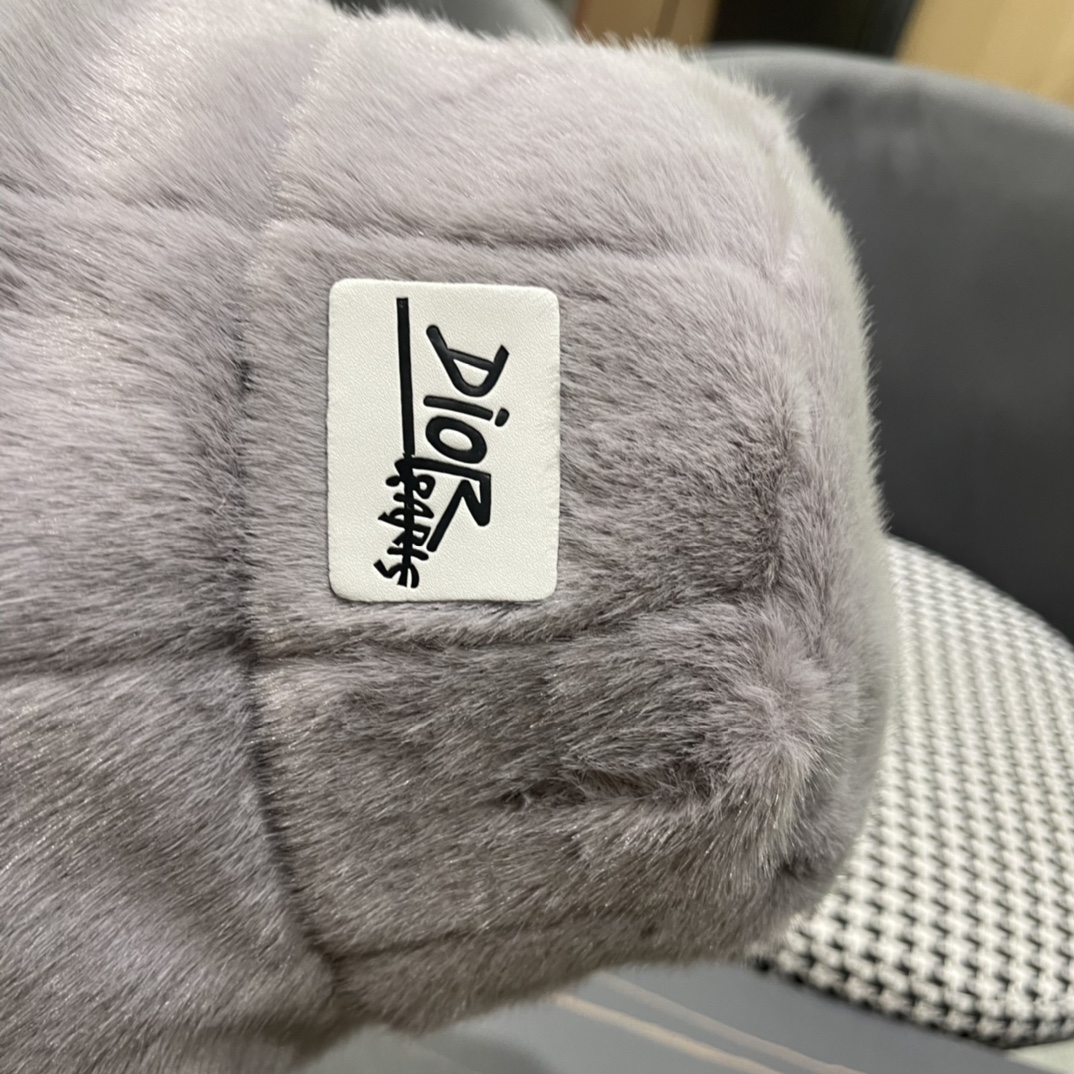 DIOR迪奥2024冬新款毛绒绒水桶帽女秋冬季保暖显脸小时尚毛绒渔夫帽子潮