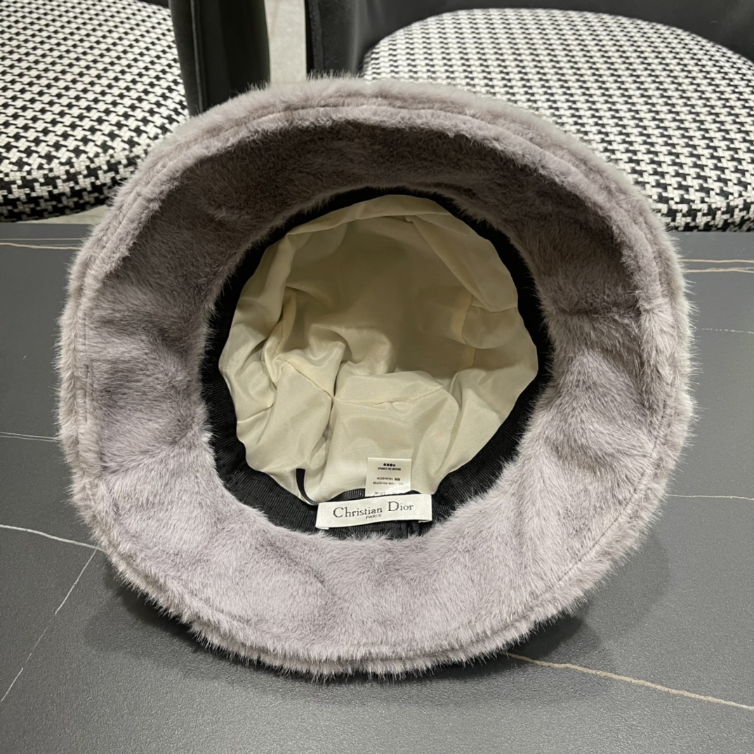 DIOR迪奥2024冬新款毛绒绒水桶帽女秋冬季保暖显脸小时尚毛绒渔夫帽子潮