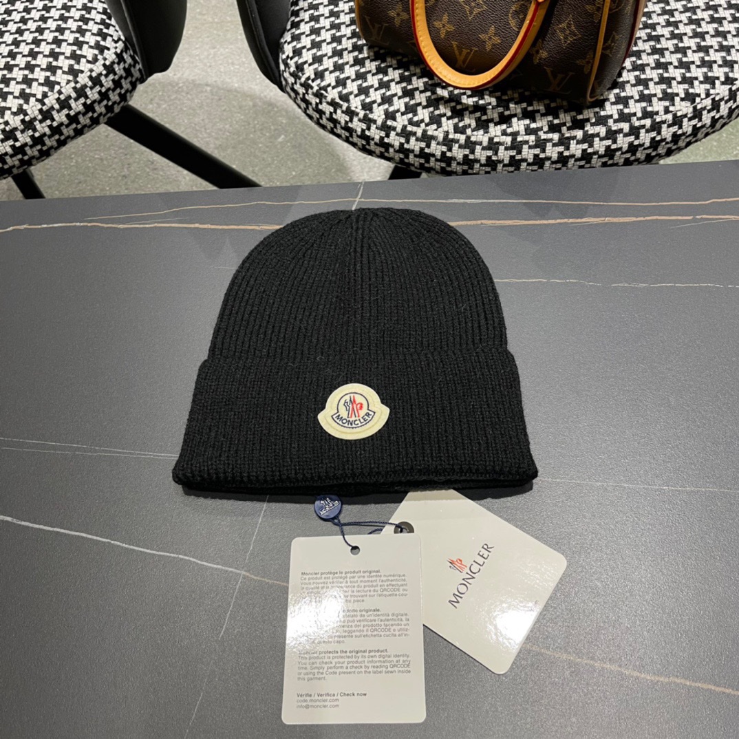盟可睐 moncler 蒙口 💜💜秋冬针织毛线帽经典版型~百搭的针织毛线帽对穿搭非常加分弹性好 男生女生